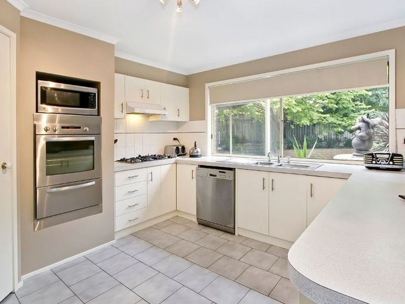 11 Ravenscourt Close, Rowville VIC 3178