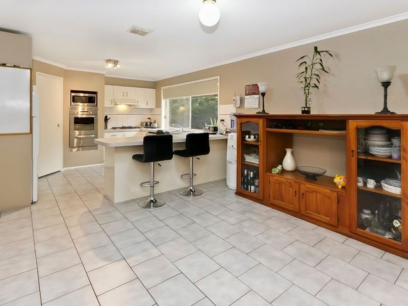 11 Ravenscourt Close, Rowville VIC 3178
