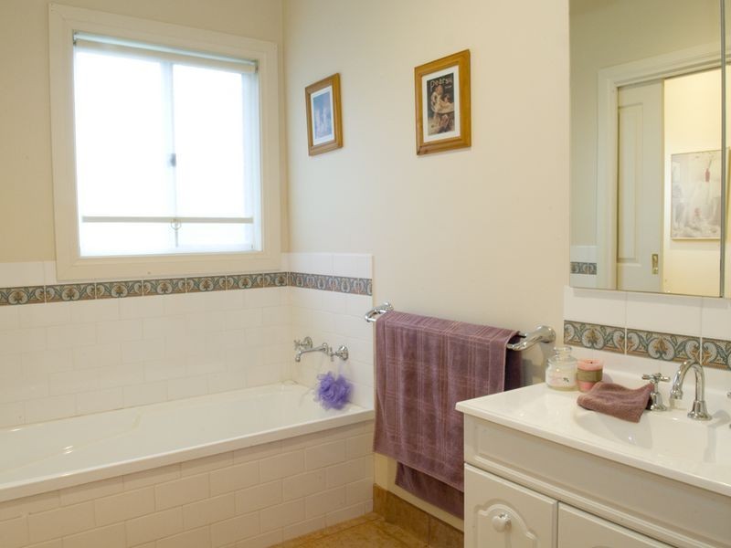 2 Allora Avenue, Ferntree Gully VIC 3156