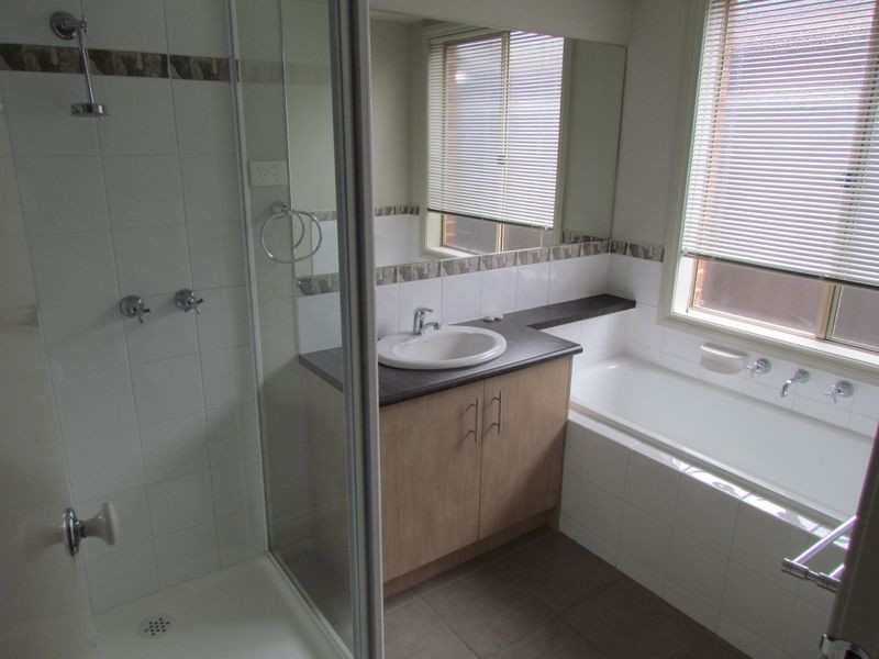 18 Chestnut Chase, Pakenham VIC 3810