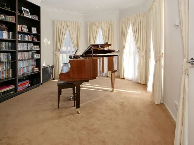 11 Forrest Hill Grove, Ferntree Gully VIC 3156