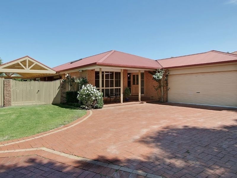 8 Silverdale Close, Rowville VIC 3178