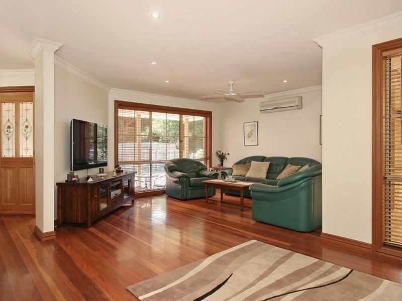 8 Silverdale Close, Rowville VIC 3178