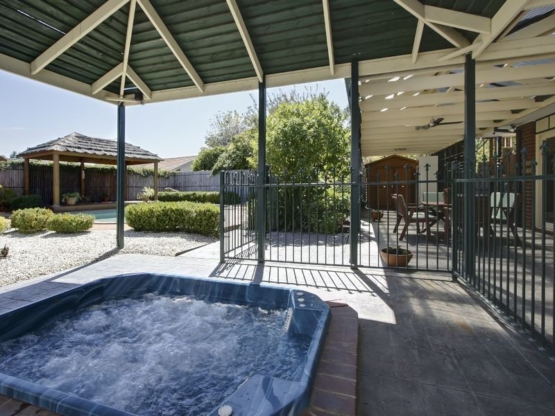 27 Landsborough Avenue, Rowville VIC 3178