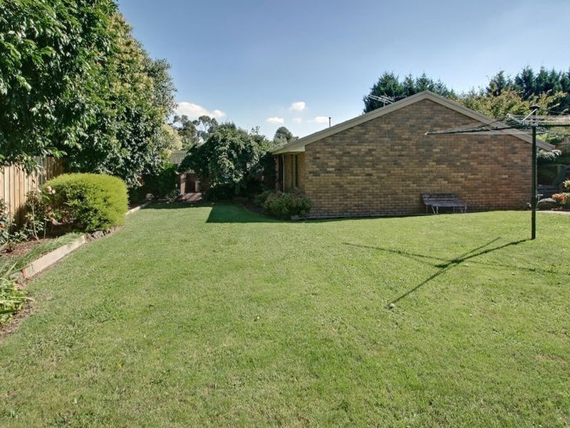 8 Bellfield Drive, Lysterfield VIC 3156