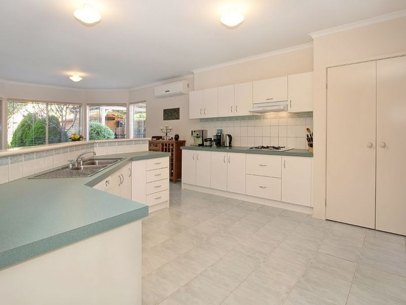 12 Garland Rise, Rowville VIC 3178