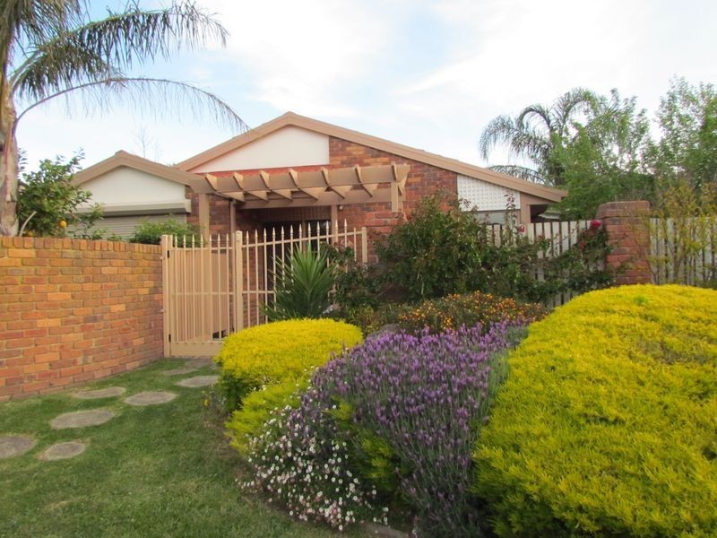 2 Pitfield Crescent, Rowville VIC 3178