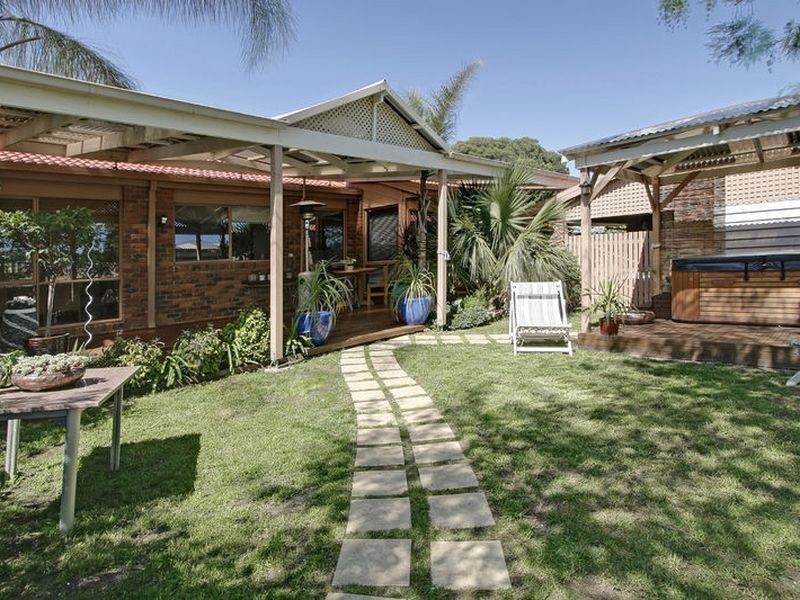 2 Pitfield Crescent, Rowville VIC 3178