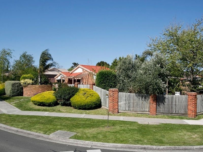 2 Pitfield Crescent, Rowville VIC 3178