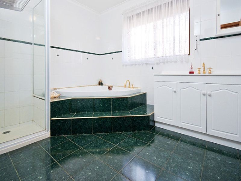 8 Glenelg Court, Rowville VIC 3178