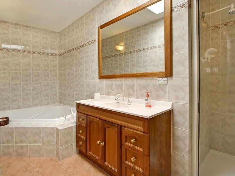 24 Deschamp Crescent, Rowville VIC 3178