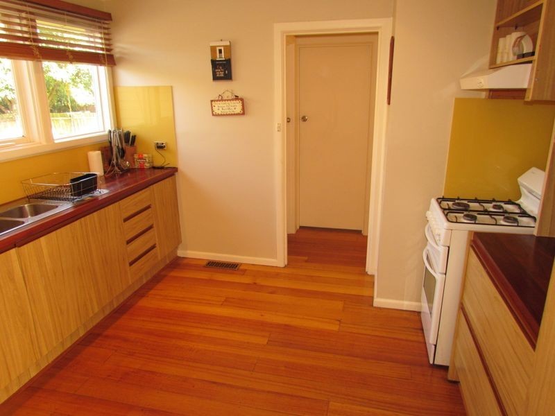 1 Laura Road, Knoxfield VIC 3180