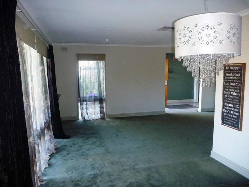 4 Chalcot Drive, Endeavour Hills VIC 3802