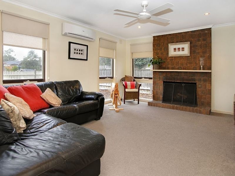 8 Blaxland Drive, Rowville VIC 3178