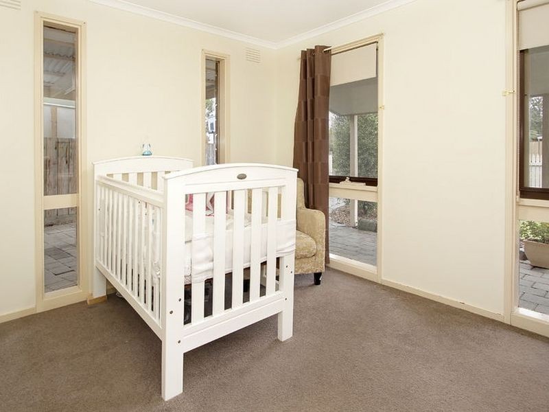 8 Blaxland Drive, Rowville VIC 3178
