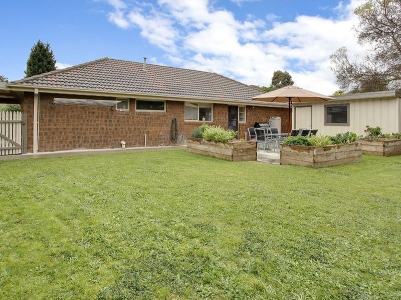 8 Blaxland Drive, Rowville VIC 3178