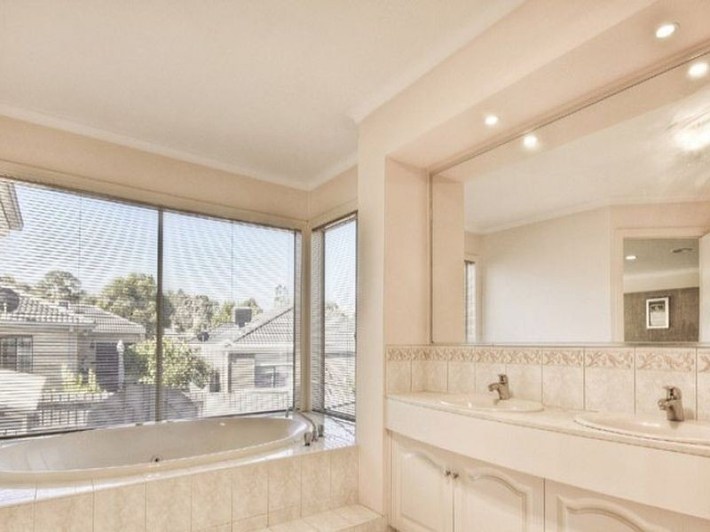 2 Subzero Close, Rowville VIC 3178