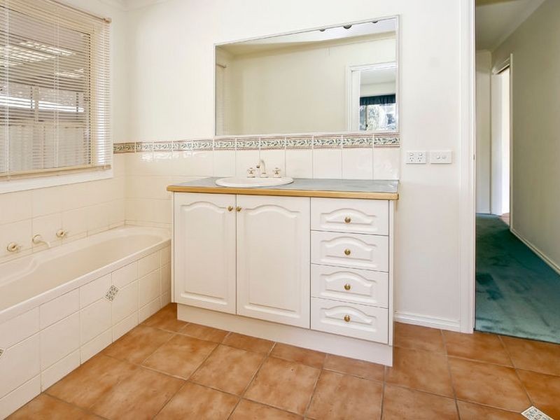 2 Cairn Curren Close, Rowville VIC 3178