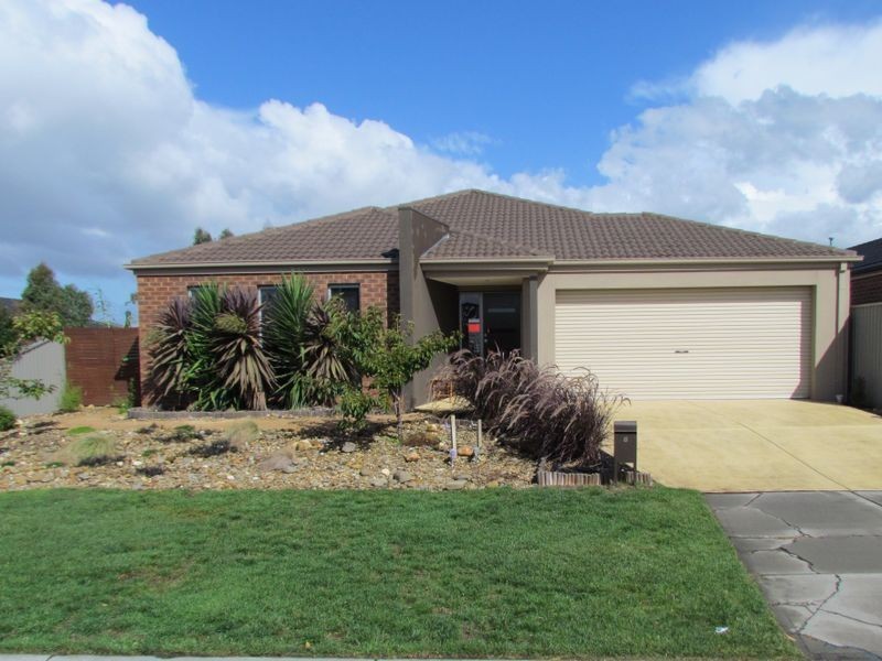 8 Greenaway Terrace, Cranbourne East VIC 3977