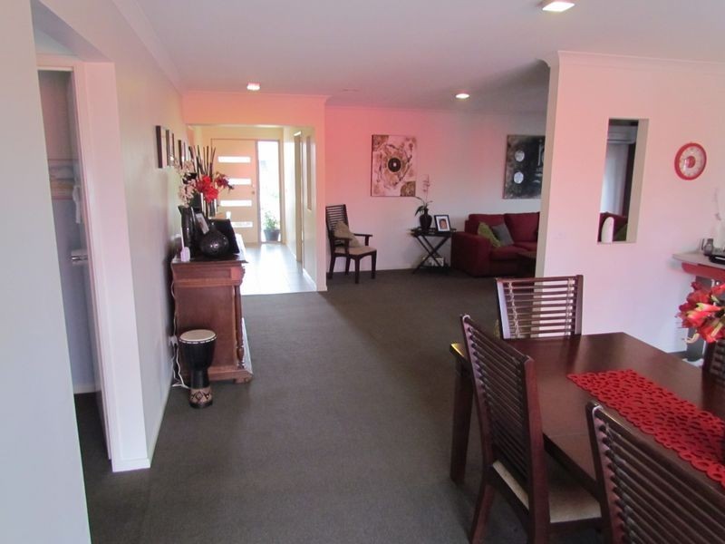 8 Greenaway Terrace, Cranbourne East VIC 3977