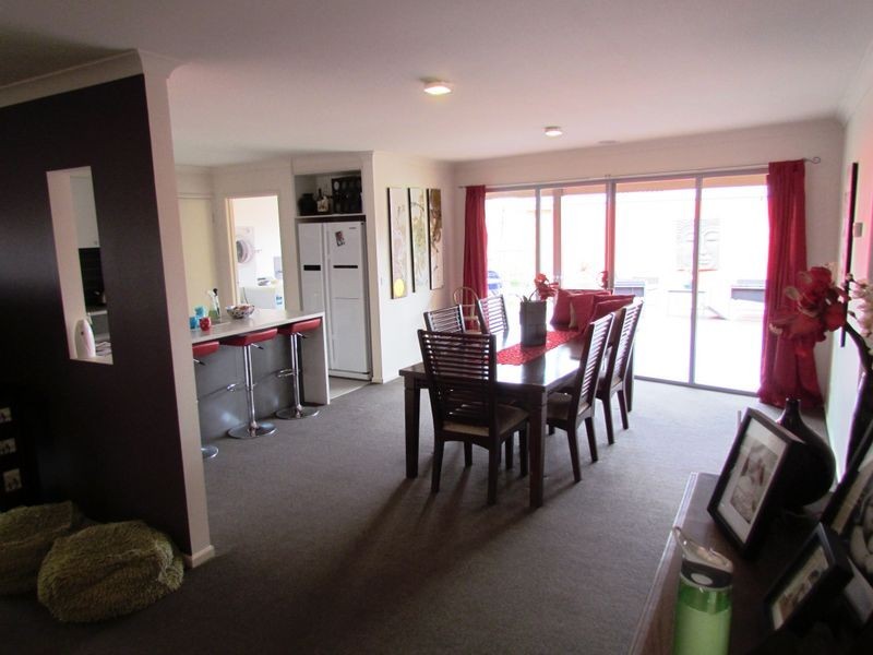 8 Greenaway Terrace, Cranbourne East VIC 3977