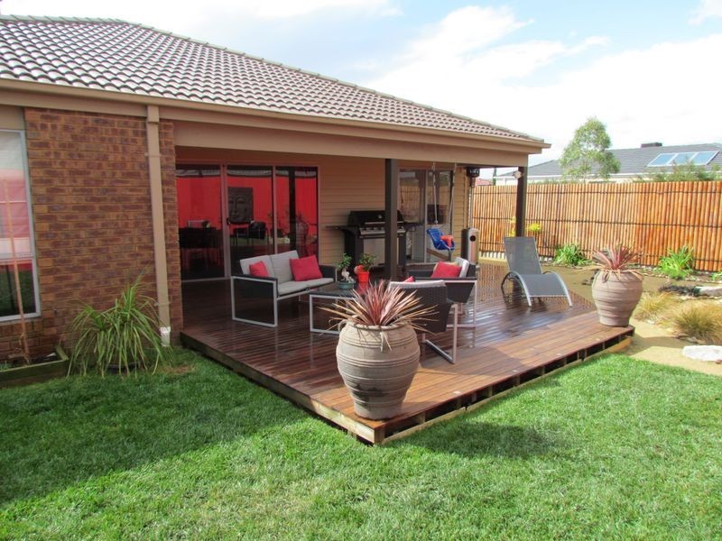 8 Greenaway Terrace, Cranbourne East VIC 3977