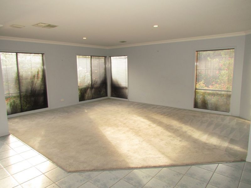 37 Sovereign Crest Boulevard, Rowville VIC 3178