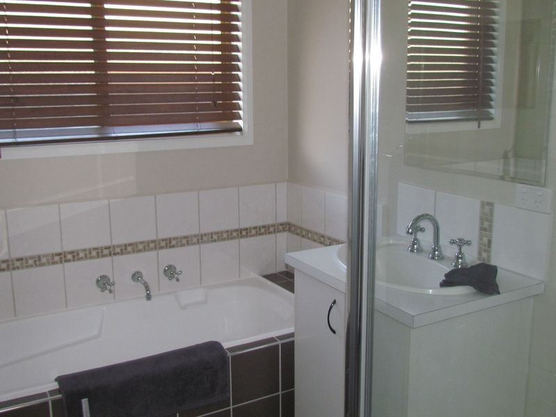 100 Amber Crescent, Narre Warren VIC 3805