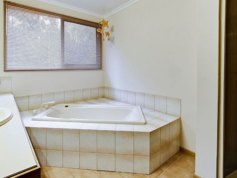 4 Oakleaf Court, Ringwood North VIC 3134