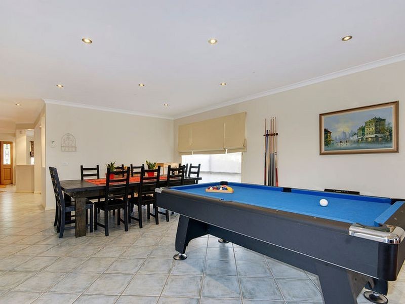 8 Carlingford Close, Rowville VIC 3178