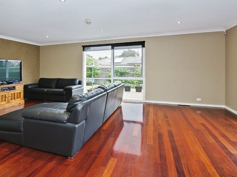 24 Metcalf Crescent, Rowville VIC 3178