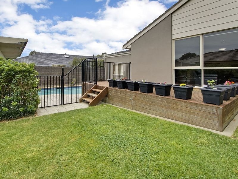 24 Metcalf Crescent, Rowville VIC 3178