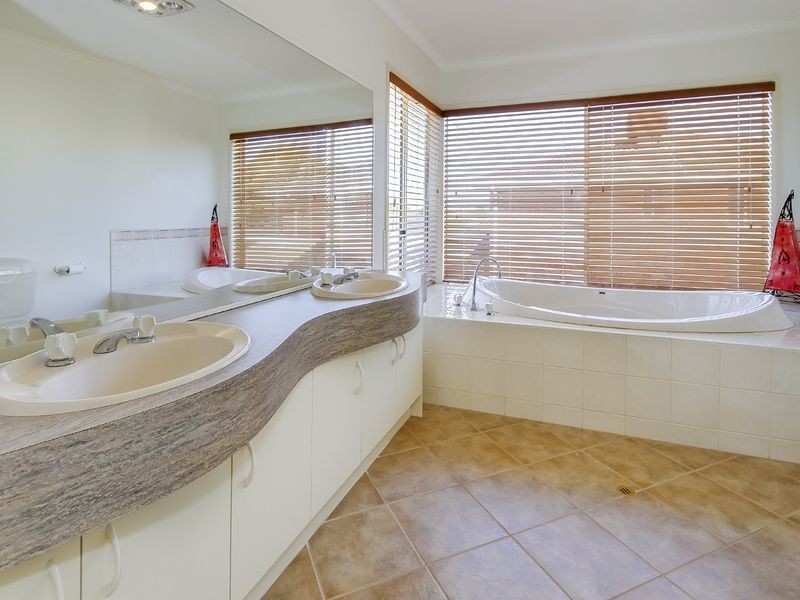 7 Fairway Drive, Rowville VIC 3178