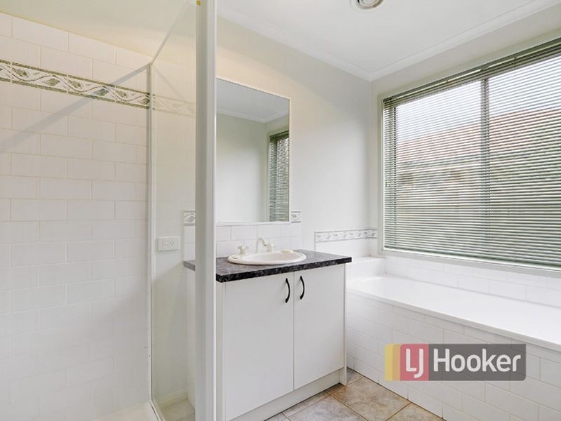 102 Waradgery Drive, Rowville VIC 3178