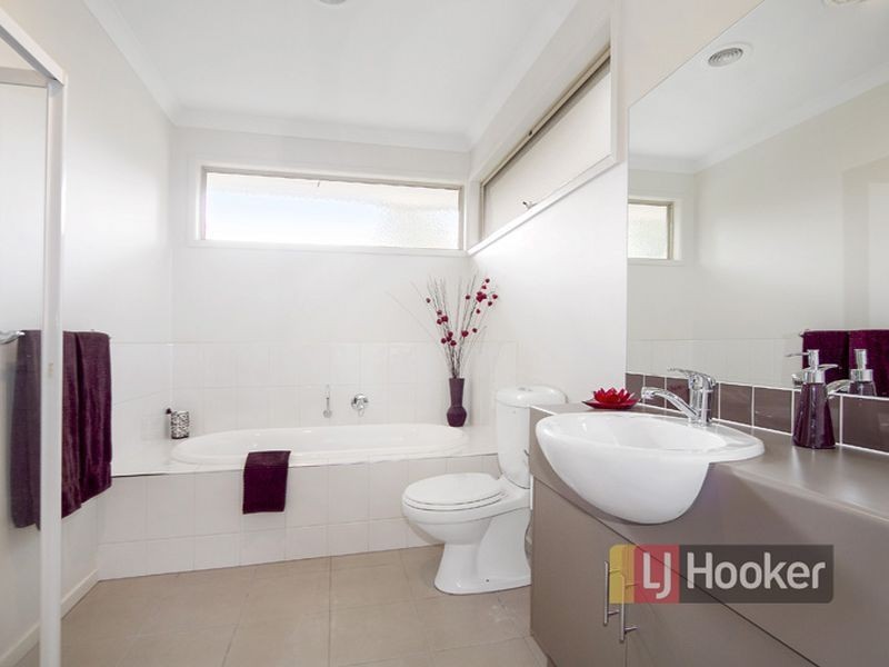 4/4 Saltbush Court, Rowville VIC 3178