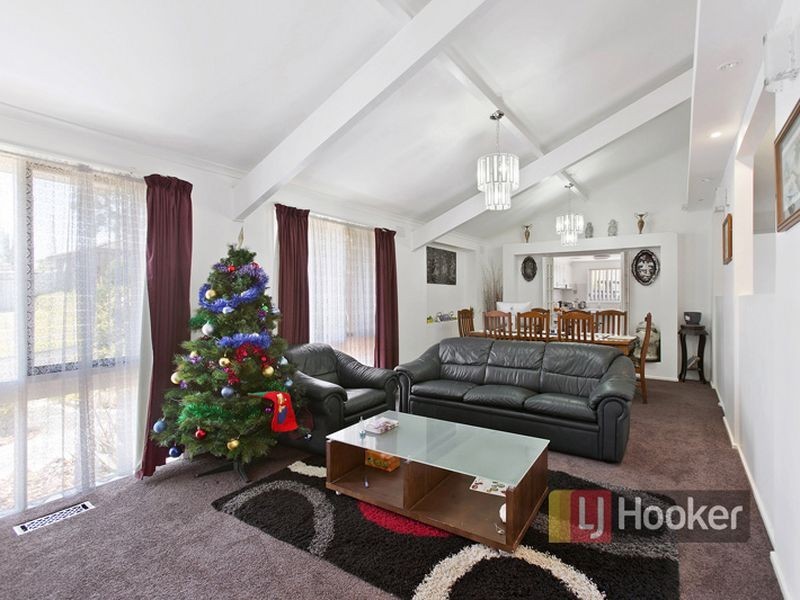 61 Essex Park Drive, Endeavour Hills VIC 3802