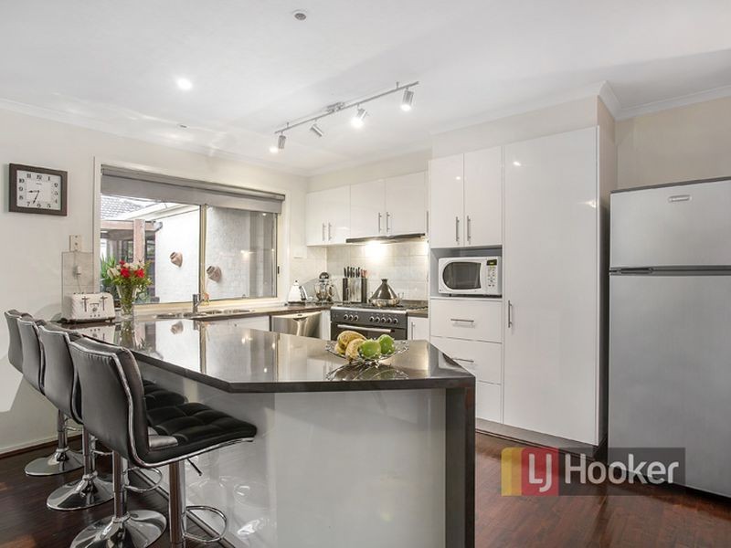 25 Hutchinson Drive, Lynbrook VIC 3975