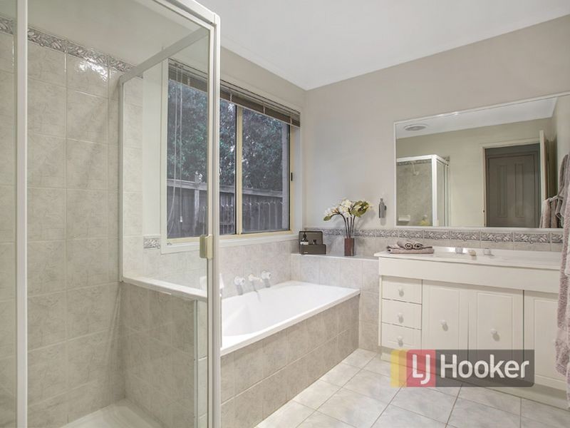 25 Hutchinson Drive, Lynbrook VIC 3975