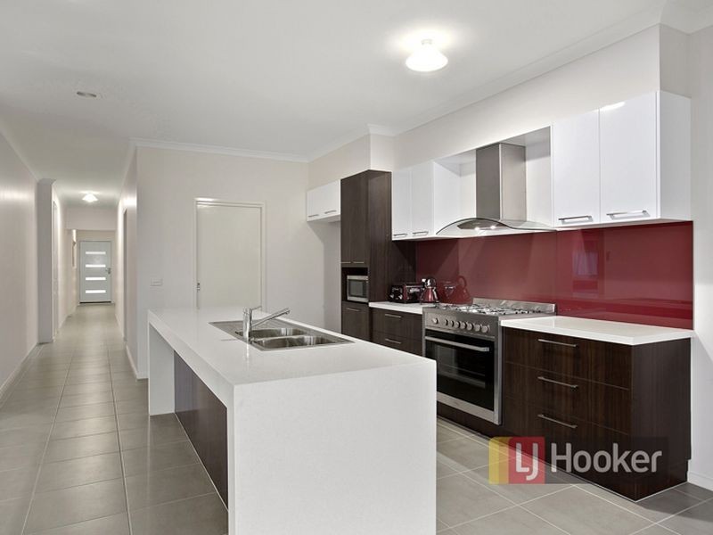 38 Quarters Boulevard, Cranbourne West VIC 3977