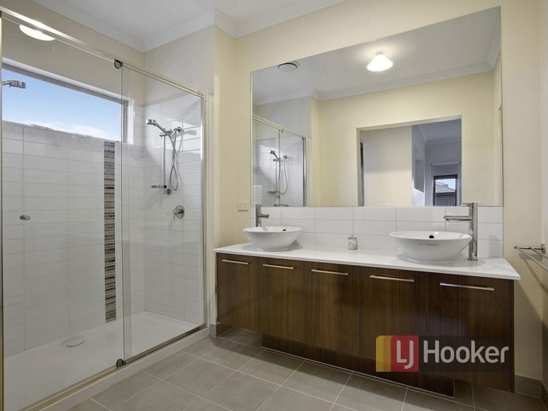 38 Quarters Boulevard, Cranbourne West VIC 3977