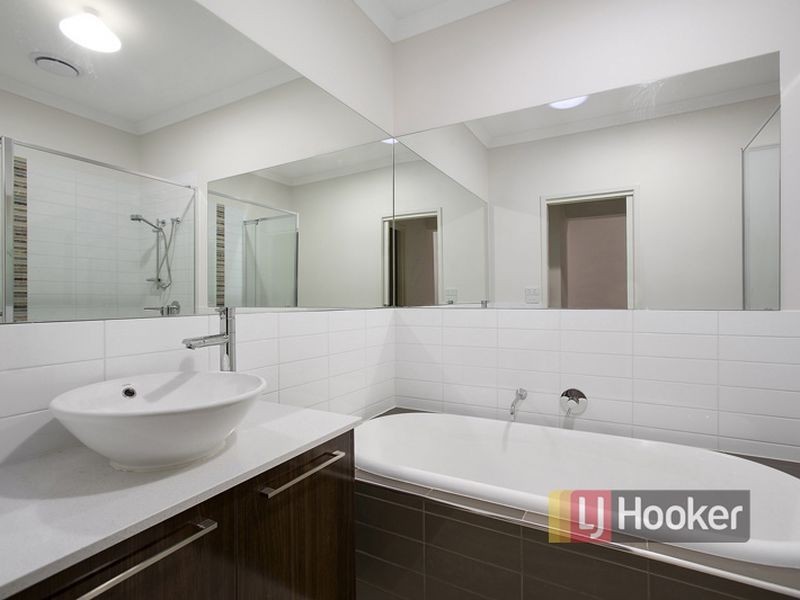 38 Quarters Boulevard, Cranbourne West VIC 3977