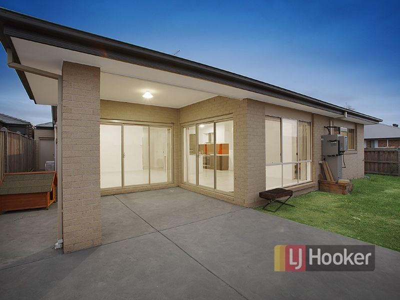 38 Quarters Boulevard, Cranbourne West VIC 3977