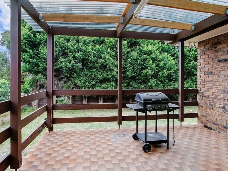 27 Endeavour Crescent, Endeavour Hills VIC 3802