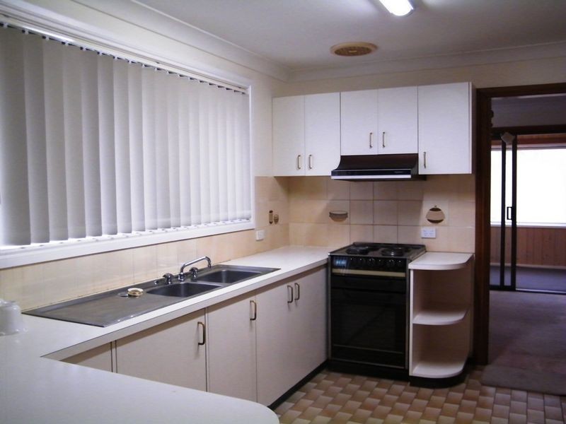 4 Rays Road, Bateau Bay NSW 2261