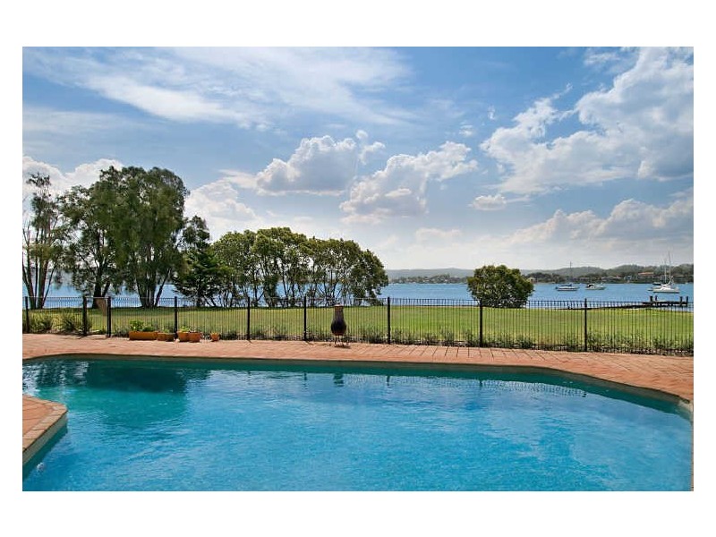 9 Bayside Drive, Green Point NSW 2251