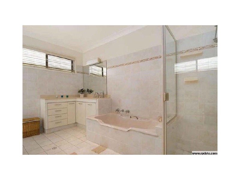 2 Riatta Street, Erina NSW 2250