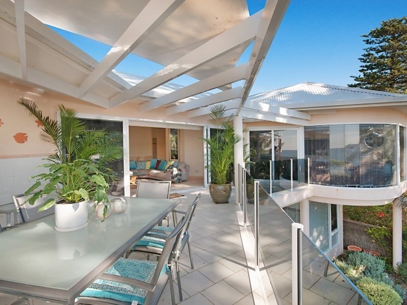 2 Cliff Ave, Avoca Beach NSW 2251