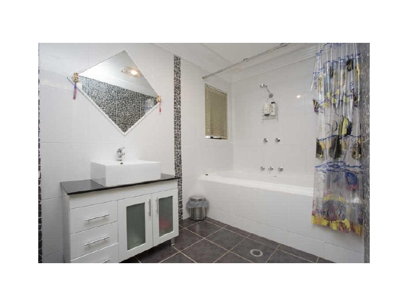 1/84 Griffin Parade, Illawong NSW 2234