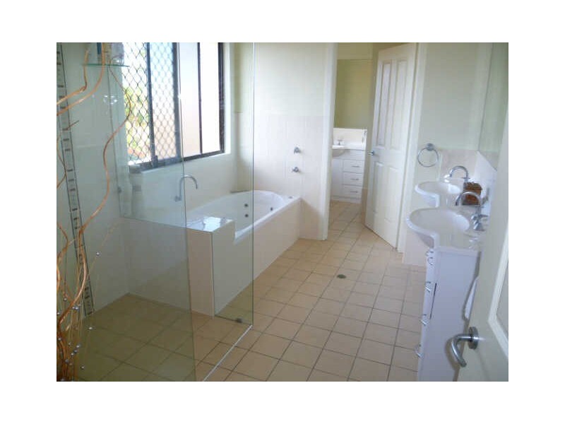 5 Aroa Court, Runaway Bay QLD 4216