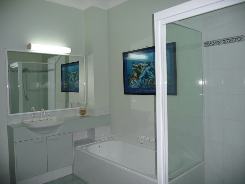 60 Caseys Road, Hope Island QLD 4212